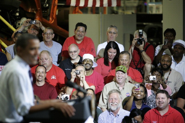 Фоторепортаж о встрече президента США Барака Обамы с рабочими автомобильной компании Chrysler Group в Огайо. Фото: MANDEL NGAN/AFP/Getty Images Фоторепортаж о встрече президента США Барака Обамы с рабочими автомобильной компании Chrysler Group в Огайо. Фото: MANDEL NGAN/AFP/Getty Images