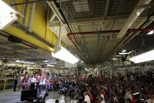 Фоторепортаж о встрече президента США Барака Обамы с рабочими автомобильной компании Chrysler Group в Огайо. Фото: MANDEL NGAN/AFP/Getty Images Фоторепортаж о встрече президента США Барака Обамы с рабочими автомобильной компании Chrysler Group в Огайо. Фото: MANDEL NGAN/AFP/Getty Images