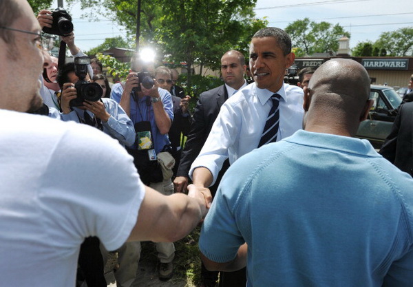 Фоторепортаж о встрече президента США Барака Обамы с рабочими автомобильной компании Chrysler Group в Огайо. Фото: MANDEL NGAN/AFP/Getty Images Фоторепортаж о встрече президента США Барака Обамы с рабочими автомобильной компании Chrysler Group в Огайо. Фото: MANDEL NGAN/AFP/Getty Images