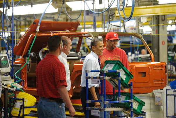 Фоторепортаж о встрече президента США Барака Обамы с рабочими автомобильной компании Chrysler Group в Огайо. Фото: MANDEL NGAN/AFP/Getty Images Фоторепортаж о встрече президента США Барака Обамы с рабочими автомобильной компании Chrysler Group в Огайо. Фото: MANDEL NGAN/AFP/Getty Images