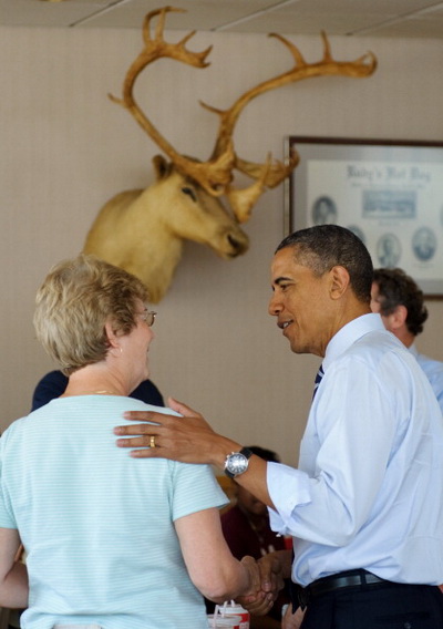 Фоторепортаж о встрече президента США Барака Обамы с рабочими автомобильной компании Chrysler Group в Огайо. Фото: MANDEL NGAN/AFP/Getty Images Фоторепортаж о встрече президента США Барака Обамы с рабочими автомобильной компании Chrysler Group в Огайо. Фото: MANDEL NGAN/AFP/Getty Images