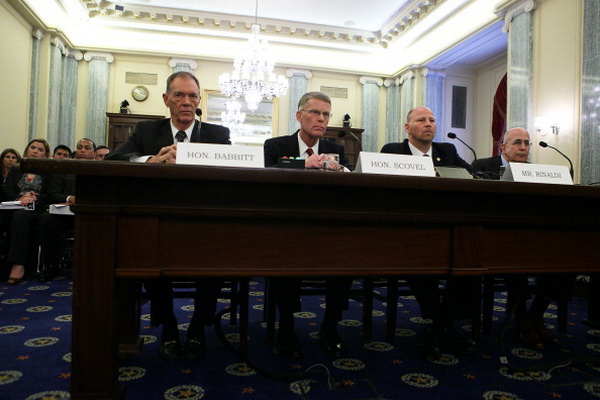 Фоторепортаж о собрании в Вашингтоне по проблемам авиаперелетов. Фото: Alex Wong/Getty Images Фоторепортаж о собрании в Вашингтоне по проблемам авиаперелетов. Фото: Alex Wong/Getty Images