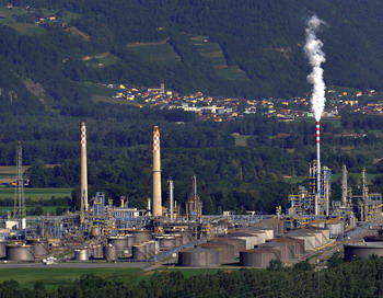 Переходное правительство Ливии возобновило добычу нефти. Фото: FABRICE COFFRINI/AFP/Getty Images