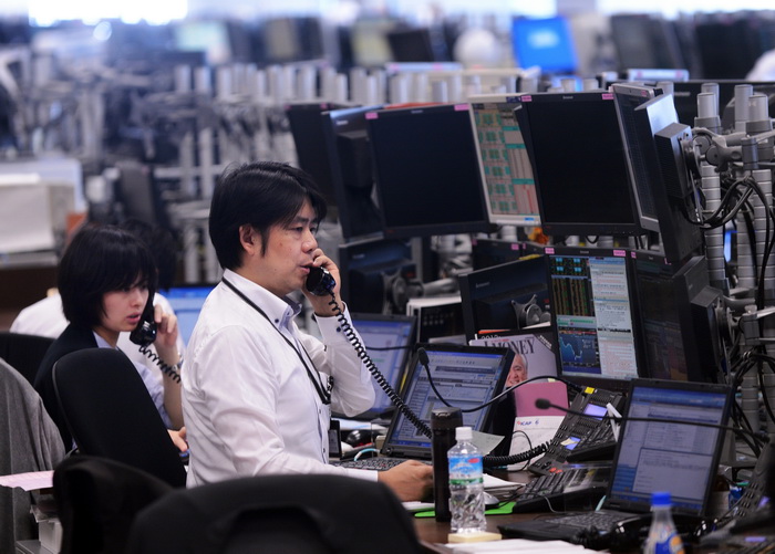 На фондовых торгах в Токио. Фото:  TORU YAMANAKA/AFP/GettyImages
