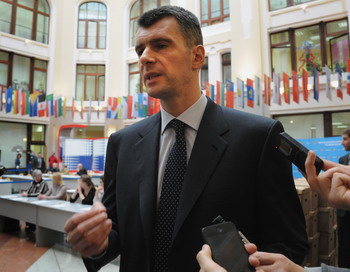 Михаил Прохоров в общении с журналистами после подачи списков с подписями в Центральную Избирательную коммисию 18 января 2012 года. Фото:  ALEXANDER NEMENOV/AFP/Getty Images  Михаил Прохоров в общении с журналистами после подачи списков с подписями в Центральную Избирательную коммисию 18 января 2012 года. Фото:  ALEXANDER NEMENOV/AFP/Getty Images