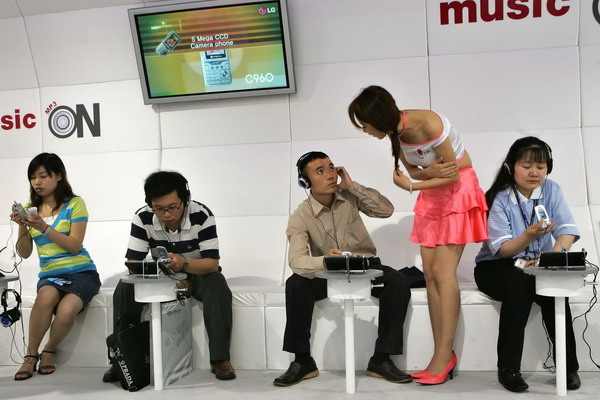 1 млрд мобильных телефонов. Фото: China Photos/Getty Images 1 млрд мобильных телефонов. Фото: China Photos/Getty Images