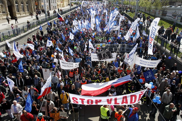 Чехи протестуют из-за сокращения экономики страны. Фото: STRINGER/AFP/Getty Images) Чехи протестуют из-за сокращения экономики страны. Фото: STRINGER/AFP/Getty Images)