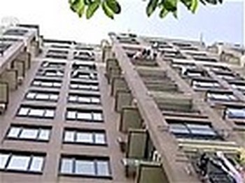 Порыв ветра спас жизнь малышу, упавшему с 9-го этажа. Фото: videokatalog.msn.de