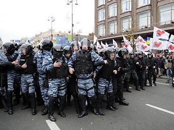 Многие украинцы боятся полиции. Фото:de.nachrichten.yahoo.com Многие украинцы боятся полиции. Фото:de.nachrichten.yahoo.com