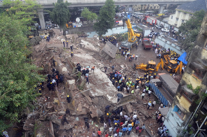 Под завалами рухнувшего в Индии дома остаются люди. Фото: INDRANIL MUKHERJEE/AFP/Getty Images