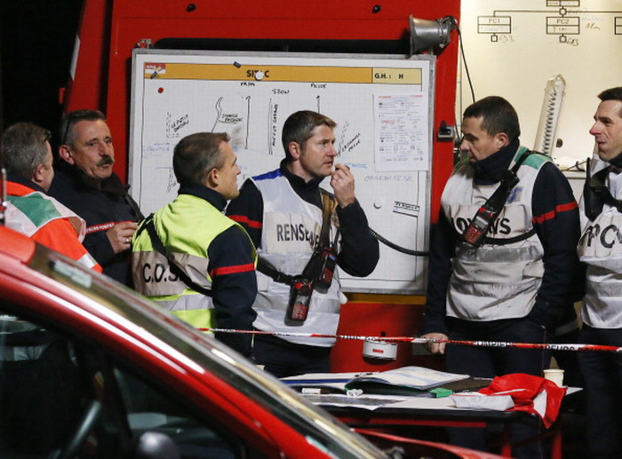 На месте трагедии работают полицейские и эксперты, выясняющие причину и подробности аварии. Фото: PATRICK BERNARD/AFP/Getty Images На месте трагедии работают полицейские и эксперты, выясняющие причину и подробности аварии. Фото: PATRICK BERNARD/AFP/Getty Images