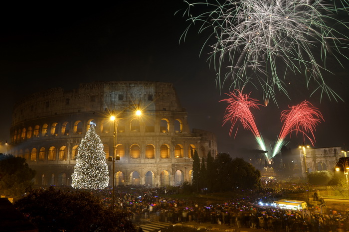 Новогодний фейерверк в Италии. Фото: VINCENZO PINTO/AFP/Getty Images