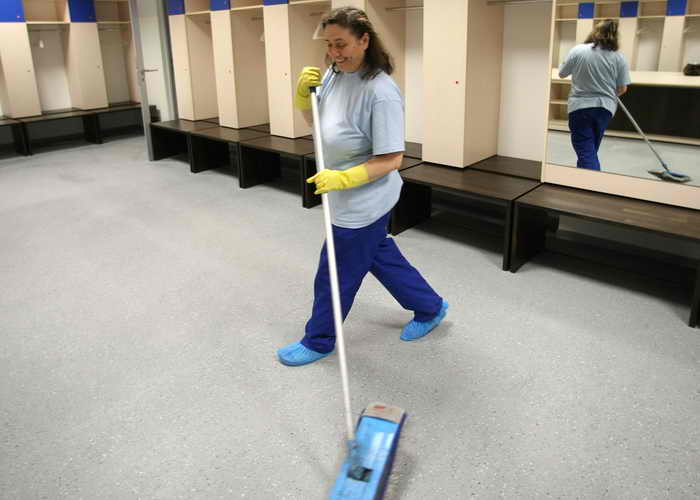 Уборщица. Фото: Ralph Orlowski/Bongarts/Getty Images