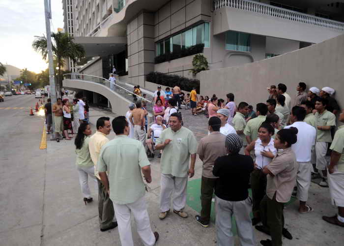 Землетрясение произошло на юго-западе Мексики.  Из многих отелей на побережье в Акапулько были эвакуированы сотрудники и гости, школы и университеты в штате Герреро были закрыты, как заявили власти. Фото: Pedro PARDO/AFP/Getty Images