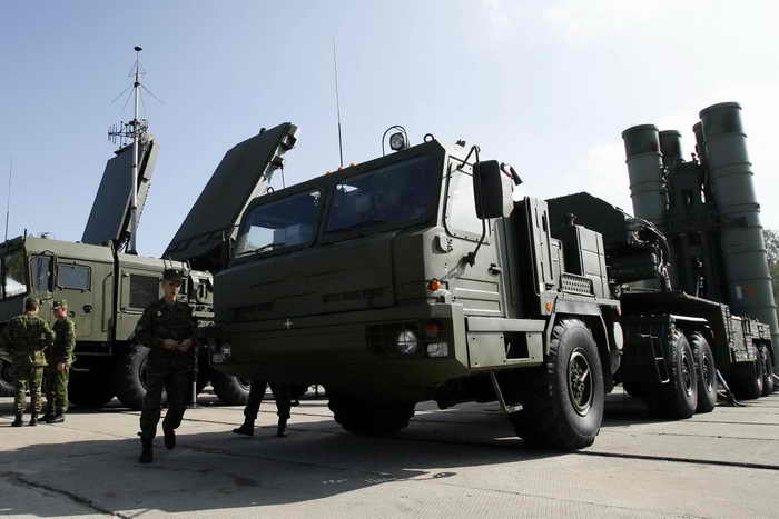Подразделения воздушно-космической обороны Восточного военного округа (ВВО) в республике Бурятия в середине августа в первый раз проведут боевые стрельбы из зенитно-ракетных комплексов С-400 «Триумф». Фото: Alexey SAZONOV/AFP/Getty Images Подразделения воздушно-космической обороны Восточного военного округа (ВВО) в республике Бурятия в середине августа в первый раз проведут боевые стрельбы из зенитно-ракетных комплексов С-400 «Триумф». Фото: Alexey SAZONOV/AFP/Getty Images