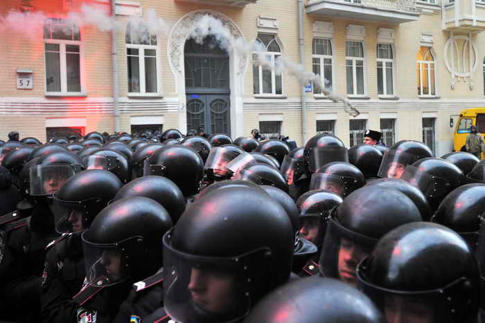 Киев. Полиция возле президентского офиса Виктора Януковича. Фото: GENYA SAVILOV/AFP/Getty Images Киев. Полиция возле президентского офиса Виктора Януковича. Фото: GENYA SAVILOV/AFP/Getty Images