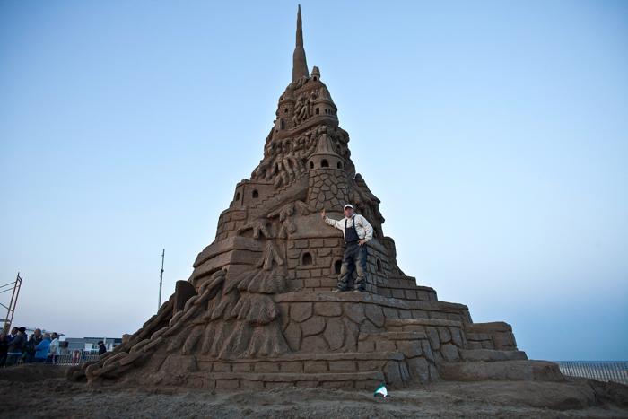 Художник Эд Джарретт установил на пляже Нью-Джерси песчаный замок, который вошёл в Книгу рекордов Гиннесса как самый высокий в мире, почтив память более 150 погибших в первую годовщину урагана «Сэнди». Фото: Kena Betancur/Getty Images Художник Эд Джарретт установил на пляже Нью-Джерси песчаный замок, который вошёл в Книгу рекордов Гиннесса как самый высокий в мире, почтив память более 150 погибших в первую годовщину урагана «Сэнди». Фото: Kena Betancur/Getty Images