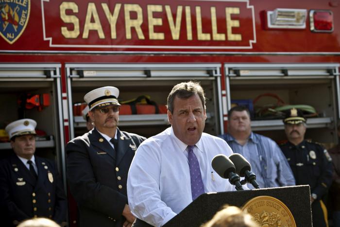 В штате Нью-Джерси, США, на который пришёлся пик стихии, губернатор посетил пострадавшие регионы и встретился с местными жителями 29 октября 2013 года в первую годовщину урагана «Сэнди». Фото: Kena Betancur/Getty Images В штате Нью-Джерси, США, на который пришёлся пик стихии, губернатор посетил пострадавшие регионы и встретился с местными жителями 29 октября 2013 года в первую годовщину урагана «Сэнди». Фото: Kena Betancur/Getty Images