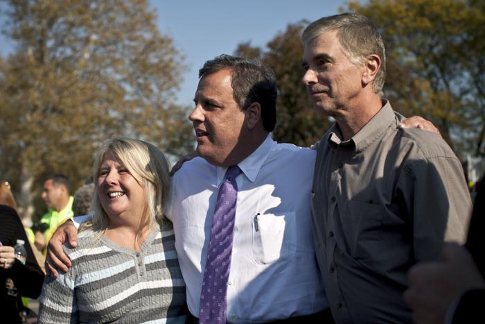 В штате Нью-Джерси, США, на который пришёлся пик стихии, губернатор посетил пострадавшие регионы и встретился с местными жителями 29 октября 2013 года в первую годовщину урагана «Сэнди». Фото: Kena Betancur/Getty Images В штате Нью-Джерси, США, на который пришёлся пик стихии, губернатор посетил пострадавшие регионы и встретился с местными жителями 29 октября 2013 года в первую годовщину урагана «Сэнди». Фото: Kena Betancur/Getty Images