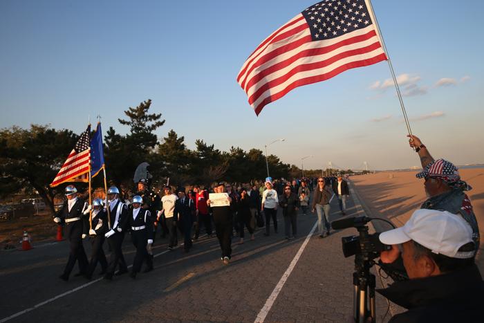 Жители района Статен-Айленд Нью-Йорка прошлись с почётным караулом по общественному пляжу 29 октября 2013 года в первую годовщину урагана «Сэнди», почтив память более 150 погибших. Фото: John Moore / Getty Images Жители района Статен-Айленд Нью-Йорка прошлись с почётным караулом по общественному пляжу 29 октября 2013 года в первую годовщину урагана «Сэнди», почтив память более 150 погибших. Фото: John Moore / Getty Images
