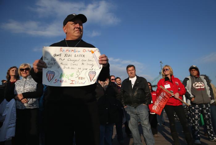 Жители района Статен-Айленд Нью-Йорка прошлись с почётным караулом по общественному пляжу 29 октября 2013 года в первую годовщину урагана «Сэнди», почтив память более 150 погибших. Фото: John Moore / Getty Images Жители района Статен-Айленд Нью-Йорка прошлись с почётным караулом по общественному пляжу 29 октября 2013 года в первую годовщину урагана «Сэнди», почтив память более 150 погибших. Фото: John Moore / Getty Images