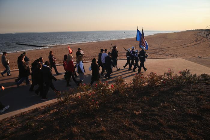 Жители района Статен-Айленд Нью-Йорка прошлись с почётным караулом по общественному пляжу 29 октября 2013 года в первую годовщину урагана «Сэнди», почтив память более 150 погибших. Фото: John Moore / Getty Images Жители района Статен-Айленд Нью-Йорка прошлись с почётным караулом по общественному пляжу 29 октября 2013 года в первую годовщину урагана «Сэнди», почтив память более 150 погибших. Фото: John Moore / Getty Images