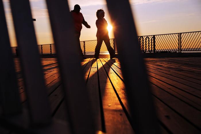 Люди проходят по недавно отремонтированному пляжу Нью-Йорка в день годовщины урагана «Сэнди» 29 октября 2013 года. Фото: Spencer Platt / Getty Images Люди проходят по недавно отремонтированному пляжу Нью-Йорка в день годовщины урагана «Сэнди» 29 октября 2013 года. Фото: Spencer Platt / Getty Images