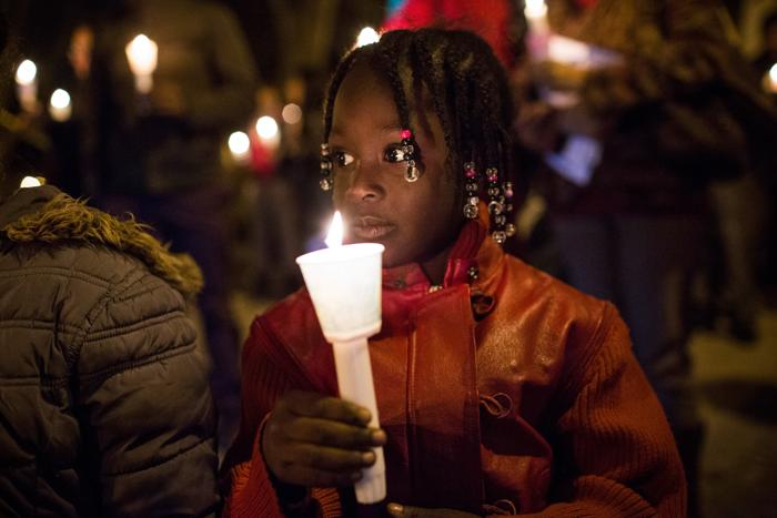 Молодая девушка участвует в минуте молчания на побережье Нью-Йорка в первую годовщину урагана «Сэнди», почтив память более 150 погибших. Фото: Andrew Burton / Getty Images Молодая девушка участвует в минуте молчания на побережье Нью-Йорка в первую годовщину урагана «Сэнди», почтив память более 150 погибших. Фото: Andrew Burton / Getty Images