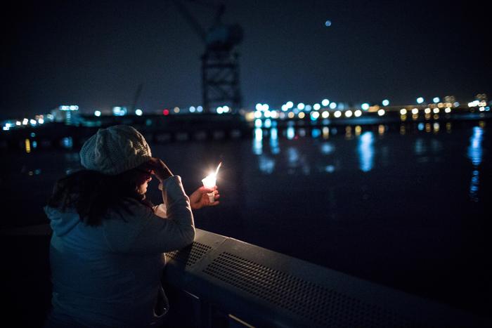 Молодая девушка участвует в минуте молчания на побережье Нью-Йорка в первую годовщину урагана «Сэнди», почтив память более 150 погибших. Фото: Andrew Burton / Getty Images Молодая девушка участвует в минуте молчания на побережье Нью-Йорка в первую годовщину урагана «Сэнди», почтив память более 150 погибших. Фото: Andrew Burton / Getty Images
