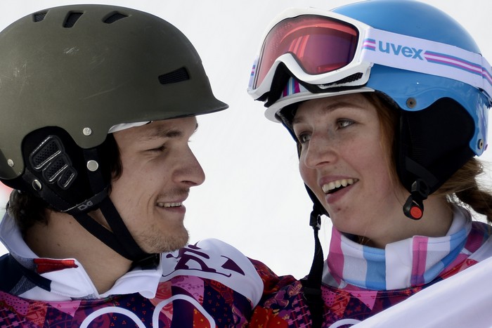 Спортивная российская чета сноубордистов Вика Уайлд и АлёнаЗаварзина стали призёрами в параллельном гигантском слаломе. Фото: FRANCK FIFE/AFP/Getty Images