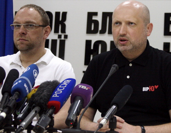 Сергей Влвсенко — адвокат Юлии Тимошенко и первый заместитель председателя партии «Батькивщина» Александр Турчинов на пресс-конференции в Киеве, 4 мая, 2012 года. Фото: ALEXANDER PROKOPENKO/AFP/GettyImages Сергей Влвсенко — адвокат Юлии Тимошенко и первый заместитель председателя партии «Батькивщина» Александр Турчинов на пресс-конференции в Киеве, 4 мая, 2012 года. Фото: ALEXANDER PROKOPENKO/AFP/GettyImages