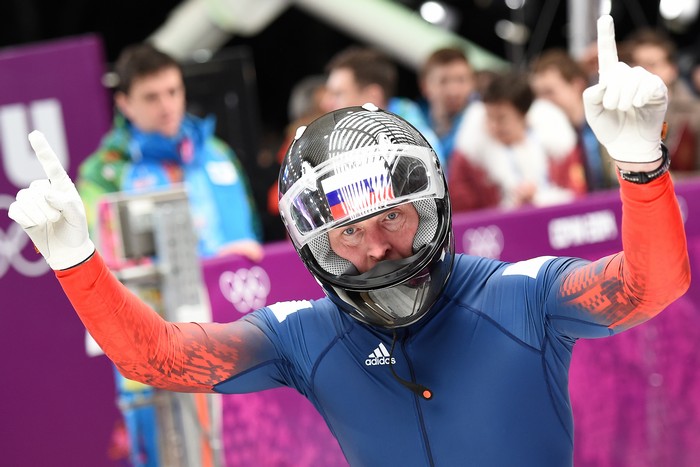 Российский бобслеист Александр Зубков, лидирующий в паре с Алексеем Воеводой после двух заездов двойных экипажей на Олимпиаде в Сочи, 15 февраля, 2014 год. Фото: LEON NEAL/AFP/Getty Images