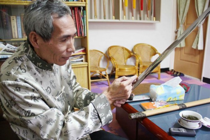 60-летний Чэнь Ши-Цунг рассказывает о том, что химические реакции имеют важное значение для успешного изготовления меча. Фото: Matthew Robertson/Epoch Times 60-летний Чэнь Ши-Цунг рассказывает о том, что химические реакции имеют важное значение для успешного изготовления меча. Фото: Matthew Robertson/Epoch Times