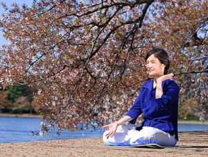 Женщина выполняет медитацию Фалуньгун. Фото: Jeff Nenarella/Epoch Times