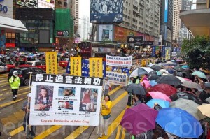 Сотни сторонников духовно-оздоровительной практики Фалуньгун провели в Гонконге мероприятия, посвящённые Всемирному Дню Фалунь Дафа (13 мая). Фото: Великая Эпоха