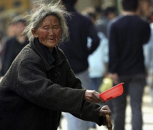 Китайский фонд, из которого выплачиваются пенсии и пособия, терпит миллиардные убытки. Фото: China Photos/Getty Images | Epoch Times Россия