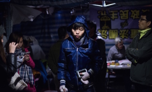 Лидер Scholarism Джошуа Вон (в центре) идёт на пресс-конференцию в главном лагере продемократического движения в Адмиралтейском районе Гонконга 4 декабря 2014 года. Фото: Johannes Eisele/AFP/Getty Images Лидер Scholarism Джошуа Вон (в центре) идёт на пресс-конференцию в главном лагере продемократического движения в Адмиралтейском районе Гонконга 4 декабря 2014 года. Фото: Johannes Eisele/AFP/Getty Images