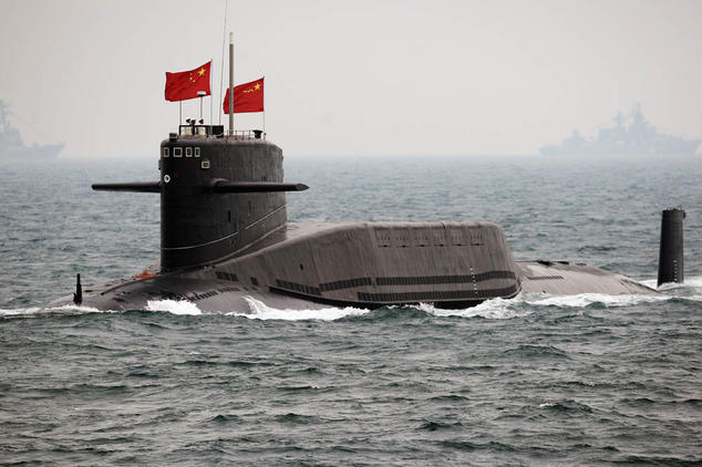 Контролирует ли руководство Китая своё ядерное оружие? Подводная лодка ВМС Китая выходит в море 23 апреля 2009 года. Китай хочет к 2020 году установить ядерные ракеты на пяти подводных лодках. Однако эксперты сомневаются в надлежащем контроле за подводным ядерным оружием. Фото: Guang Niu/AFP/Getty Images