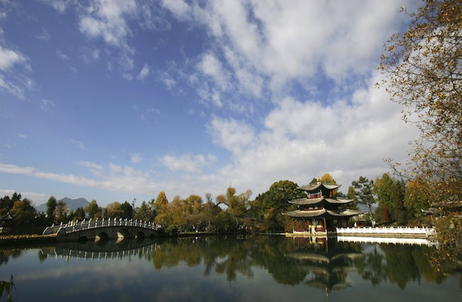 Парк Хэйлунтак в древнем городе Лицзян, провинция Юннань, Китай. Фото: China Photos/Getty Images
