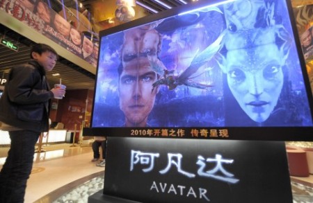 Мальчик смотрит на афишу фильма «Аватар» в кинотеатре в Пекине 21 января 2010 года до того, как партийные чиновники объявили об изъятии «Аватара» в версии 2D из кинотеатров. Фото: Liu Jin/AFP/Getty Images