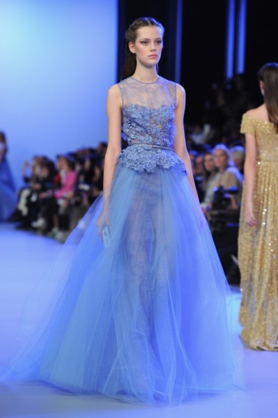 Модель идёт по подиуму в платье от Elie Saab, 22 января 2014 года, Париж. Фото: Pascal Le Segretain/Getty Images