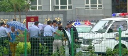 Полиция заталкивает женщин в полицейские машины. Фото: theepochtimes.com