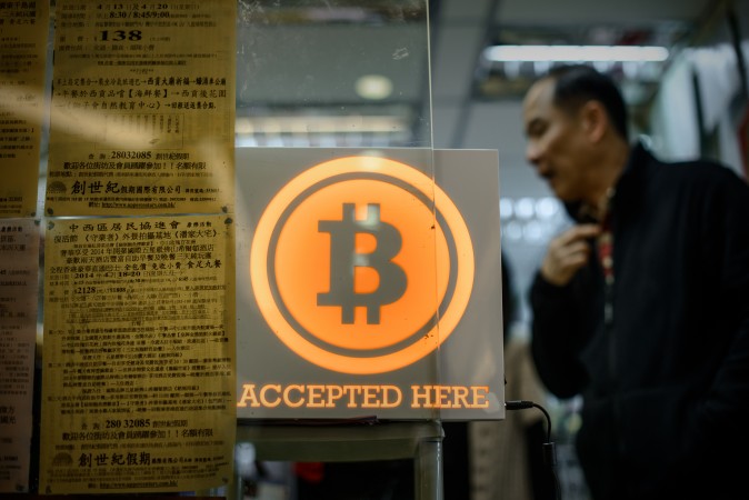 Знак Bitcoin во время церемонии открытия первого розничного биткоинового магазина, Гонконг, 28 февраля 2014 года. Фото: PHILIPPE LOPEZ/AFP/Getty Images