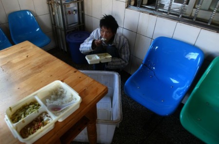 Пациенты в психиатрической больнице Кунмин, провинция Юннань, 1 декабря 2007 г. Фото: China Photos/Getty Images