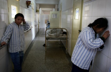 Пациенты в психиатрической больнице Кунмин, провинция Юннань, 1 декабря 2007 г. Фото: China Photos/Getty Images