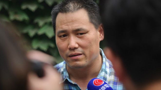 Милиция прогнала журналистов, дипломатов и сторонников адвоката Пу Чжицяна от здания суда Правозащитник Пу Чжицян выступает перед СМИ в Пекине 20 июля 2012 г. 14 декабря 2015 г. начался суд над Пу за публикацию нескольких комментариев в китайском микроблоге Sina Weibo. Фото: Ed Jones/AFP/Getty Images | Epoch Times Россия