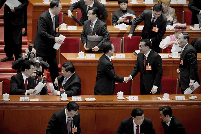 Фото: В ноябре 2012 года на XVIII съезде КПК Ху Цзиньтао вышел из состава ЦК партии, а 15 ноября на пленуме ЦК КПК Си Цзиньпин был избран новым генеральным секретарем и председателем ЦВС компартии Китая. На фото(в центре слева на право) Ху Цзиньтао и Си Цзинпин, Вень Цзябао поздравляет приемника - нового премьера Ли Кэцяна. Так проходит официальная передача власти в КНР. Photo by Feng Li/Getty Images