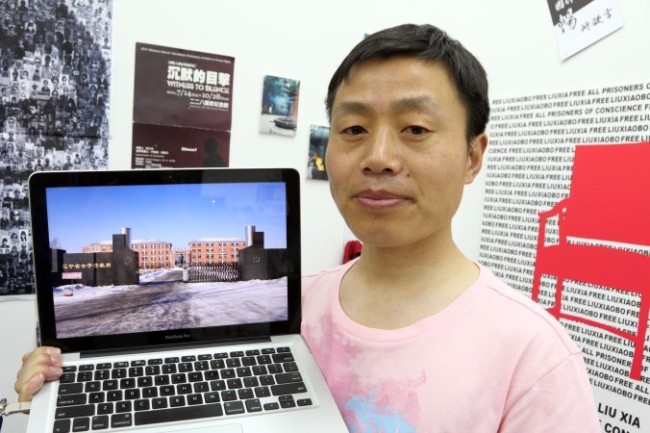 Бывший фотокорреспондент «Нью-Йорк Таймс» Ду Бинь автор книги «Вагинальная кома» — о жестоких сексуальных пытках последовательниц Фалуньгун и петиционеров, находящихся в исправительно-трудовом лагере Масаньцзя в Китае, опубликована в Гонконге. В мае 2013 года он представил в Гонконге документальный фильм «Женщины над головами призраков» о пытках в исправительно-трудовом лагере Масанцзя. В 2011 году г-н Ду опубликовал книгу «Зубная щётка» о пытках последователей Фалуньгун. Фото: Pan Zaishu/Epoch Times