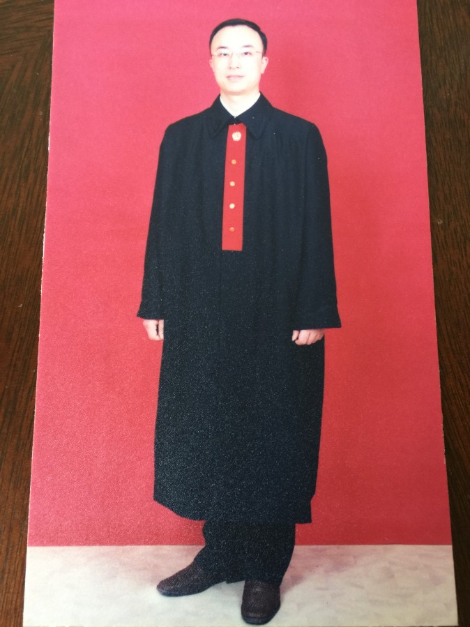 Чжун Цзиньхуа в одежде судьи. Фото: Courtesy of Zhong Jinhua