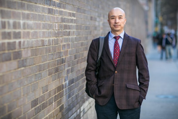 Он написал в микроблоге Sina Weibo, что необходимо отменить запрет на политические партии и свободу прессы. «Я буду первым, кто выйдет из компартии и организует демократические политические партии». Чжун Цзиньхуа, бывший китайский судья и адвокат в Манхэттене 12 апреля 2016 г. Фото: Benjamin Chasteen/Epoch Times